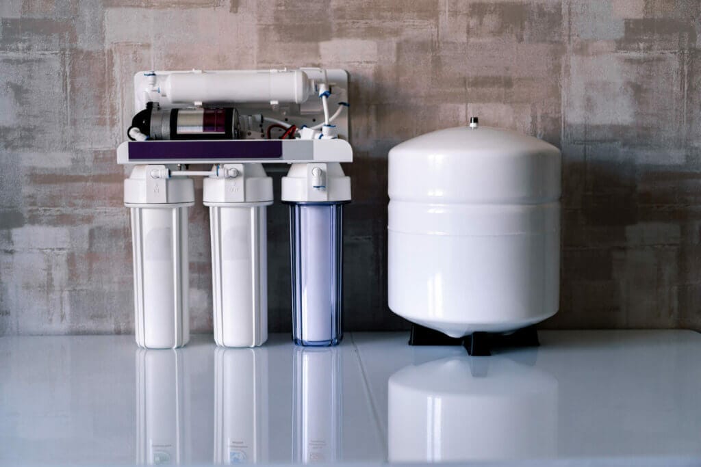 Wasserfilter: Umkehrosmoseanage mit drei Vorfilder-Stufen, einer Semipermeablen Filtermembran, Aktivkohlefilter und einem Frischwassertank