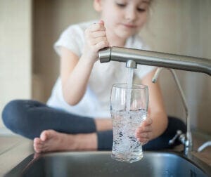 Leitungswasser in Deutschland wird nach unterschiedlichen Härtegeraden (dH Deutsche Härte) gemessen. Wasserhärte: Leitungswasser in Deutschland wird nach unterschiedlichen Härtegeraden (dH Deutsche Härte) gemessen.
